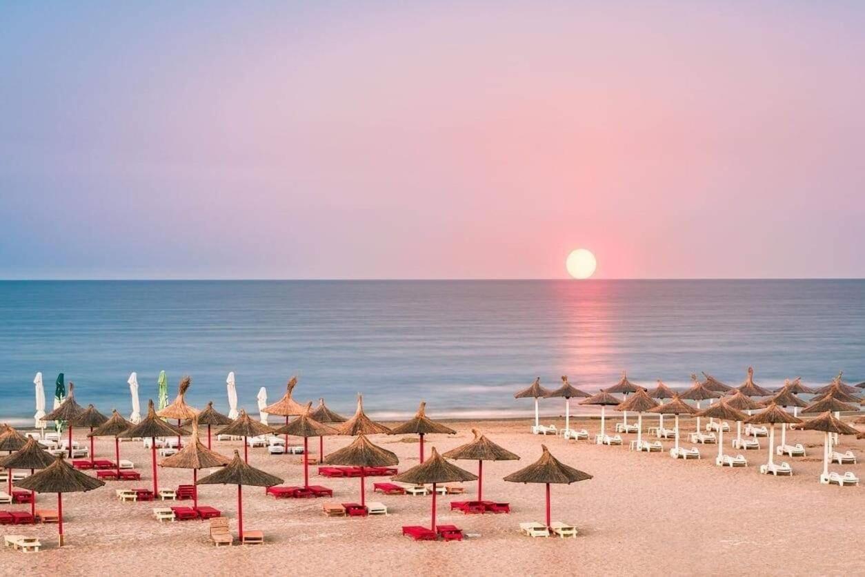 B&P Apartments Mamaia Nord 5 Navodari Exterior photo